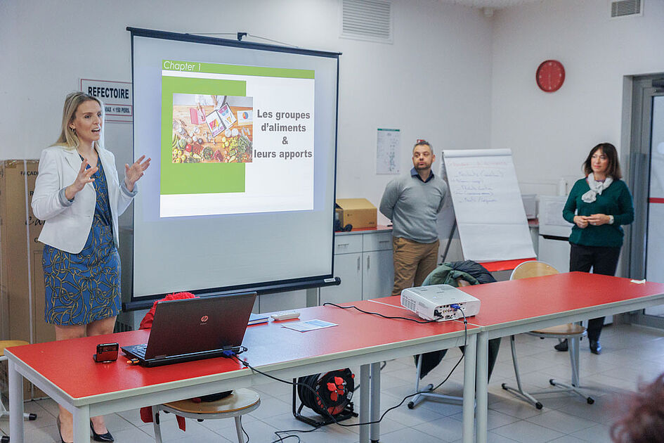 Les Agents De La Restauration Scolaire Sensibilis S L Quilibre